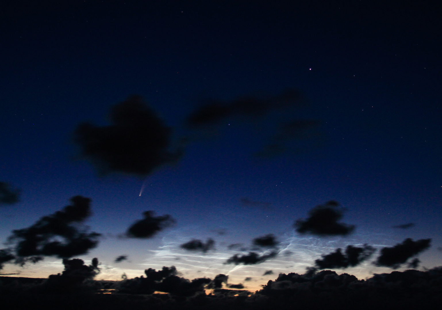 Komet C/2020/F3/NEOWISE mit Nachtleuchtenden Wolken