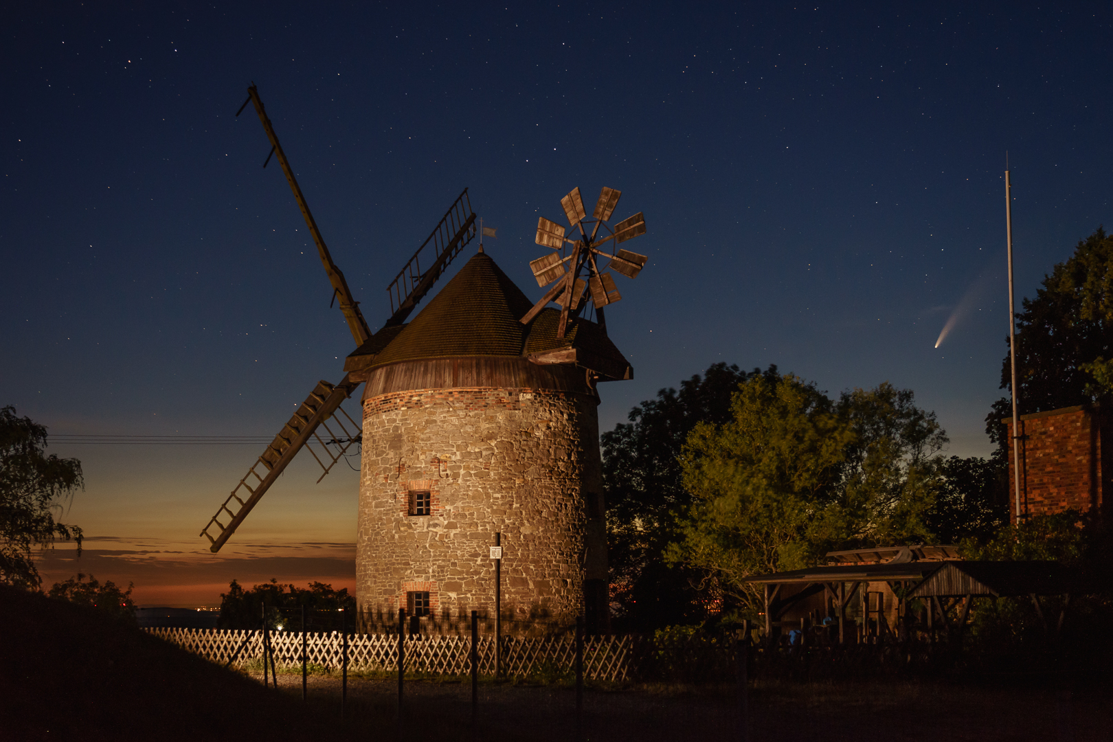 Komet Neowise an der Turmwindmühle Endorf