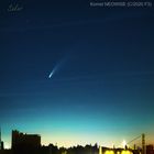 Komet NEOWISE (C/2020 F3) über der Stadt