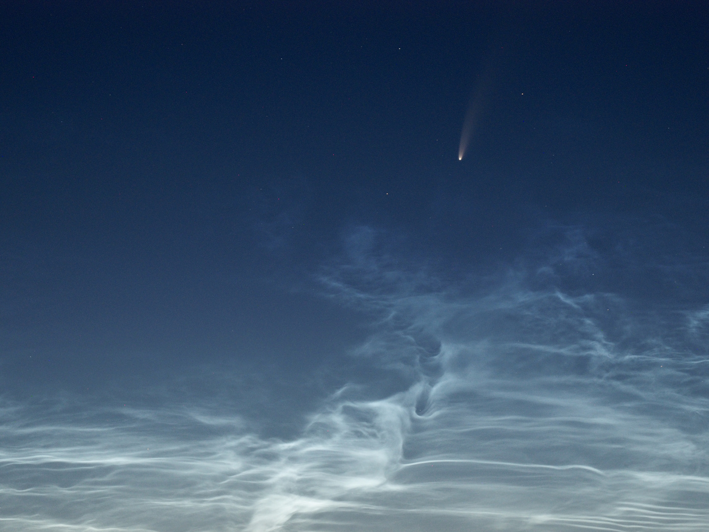 Komet Neowise + nachtleuchtende Wolke / leuchtende Nachtwolken über Schleswig-Holstein 
