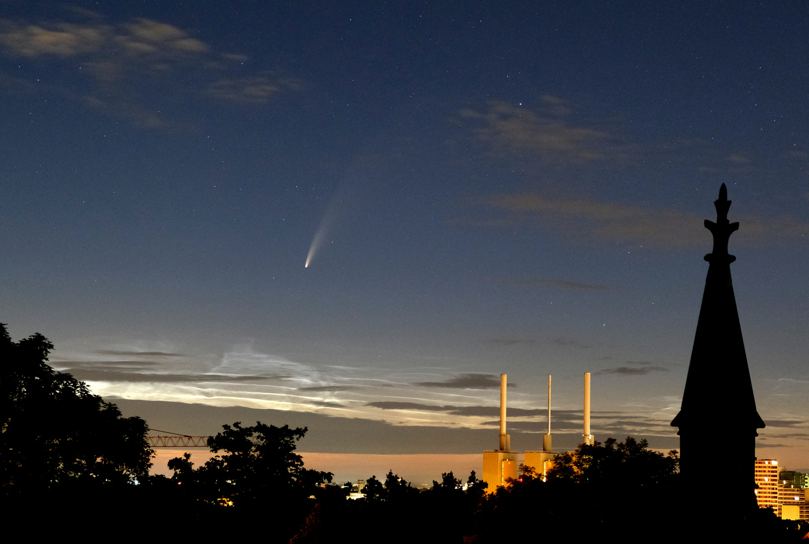 Komet NEOWISE, NLC und die drei warmen Brüder