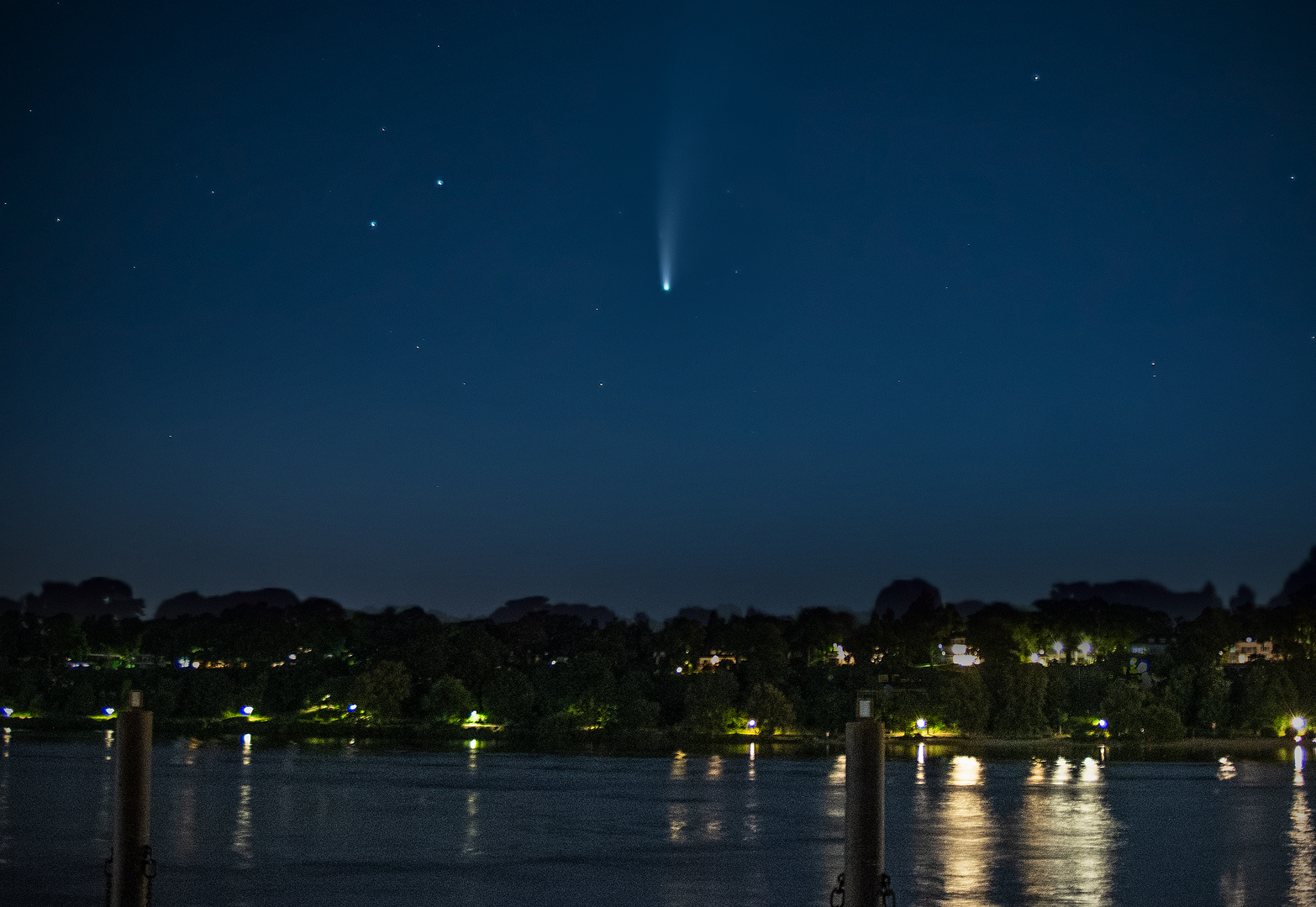 komet Neowise über der Elbe