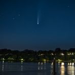 komet Neowise über der Elbe