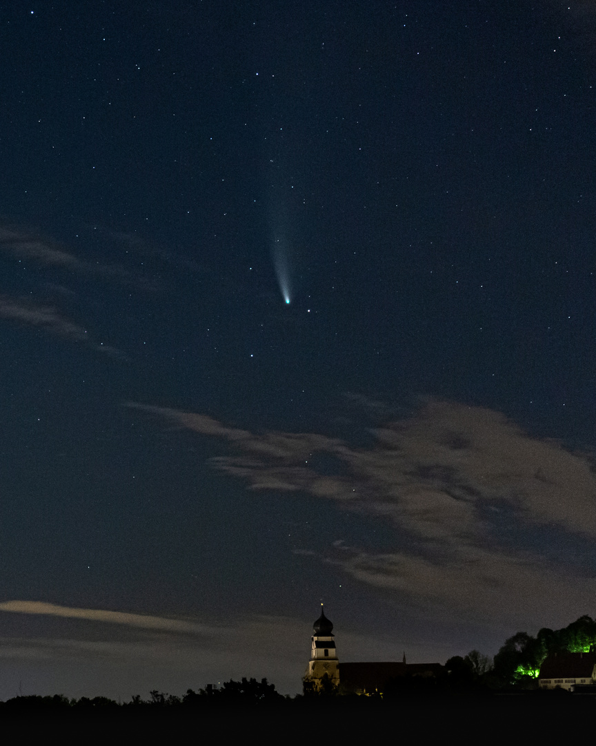 Komet Neowise über der Herrenberger Stiftskirche