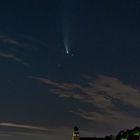 Komet Neowise über der Herrenberger Stiftskirche