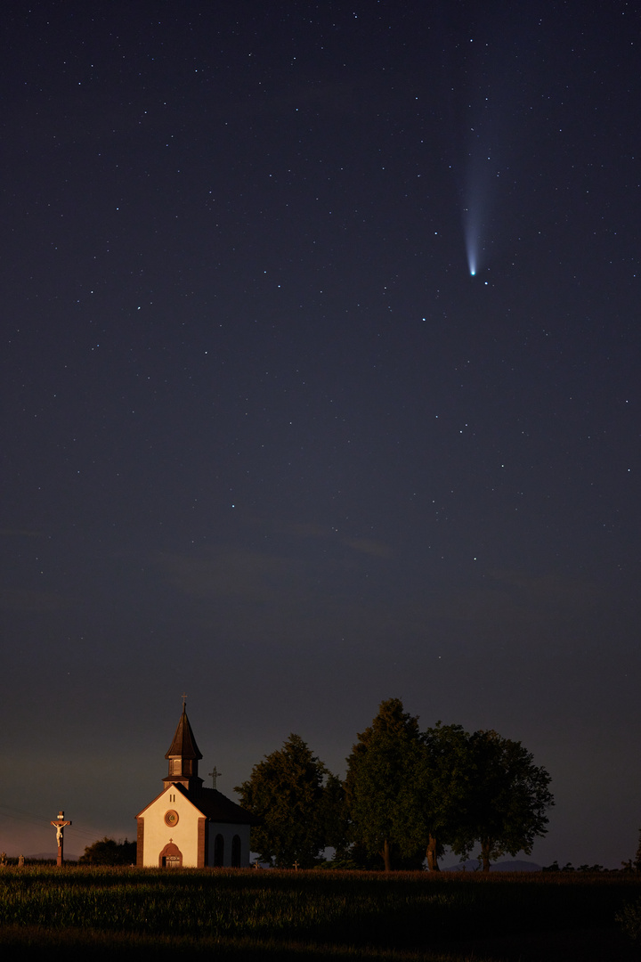 Komet Neowise über der Kapelle in Salmbach 