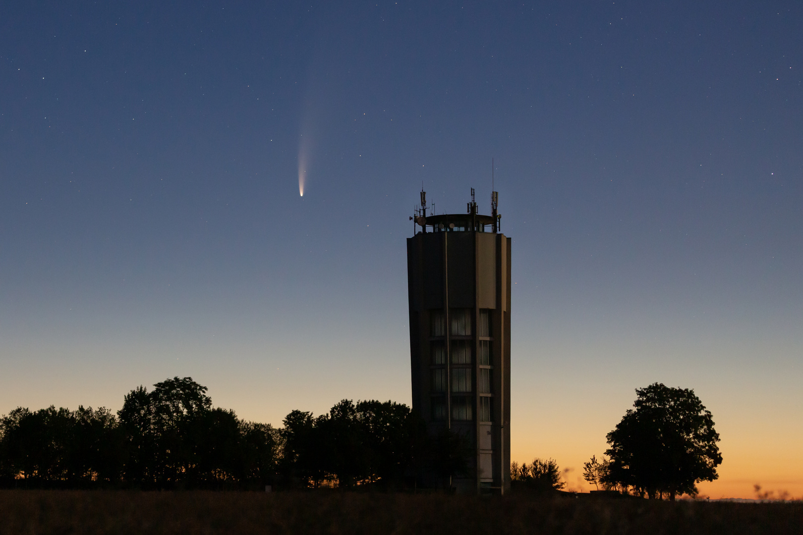 Komet Neowise und der Wasserturm