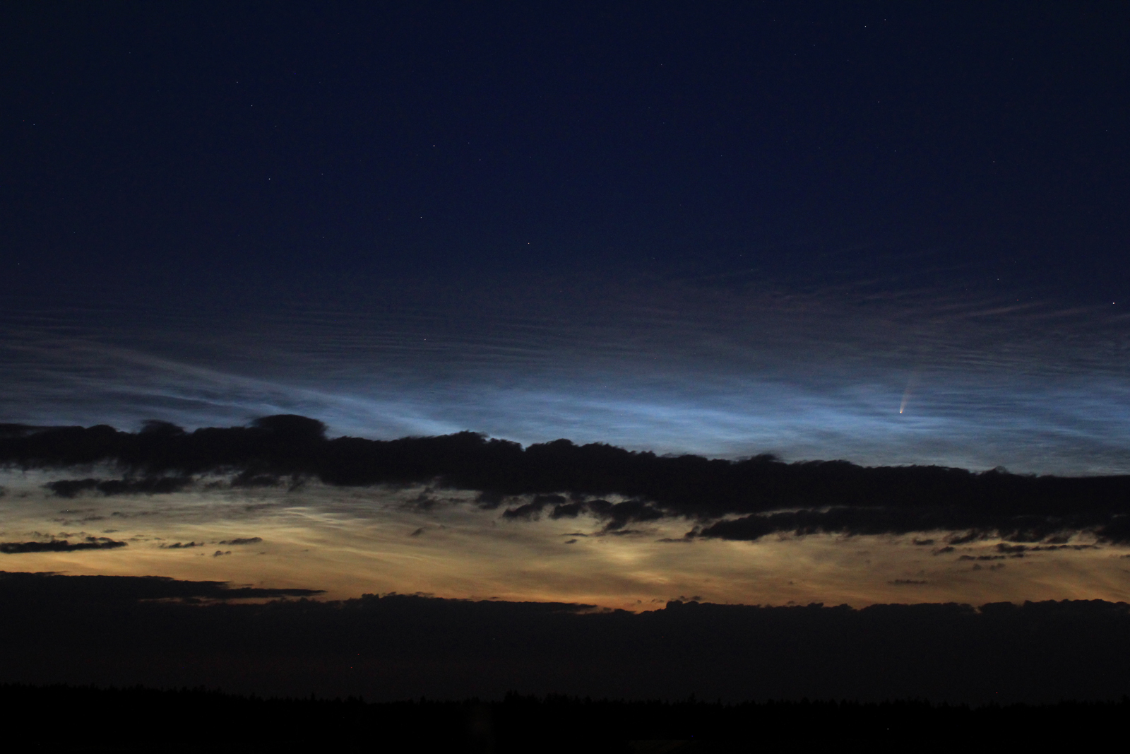 Komet NEOWISE(C/2020 F3) mit nachtleuchtenden Wolken