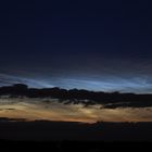 Komet NEOWISE(C/2020 F3) mit nachtleuchtenden Wolken