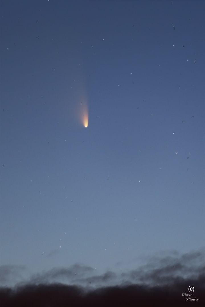 Komet PanSTARRS über den Wolken