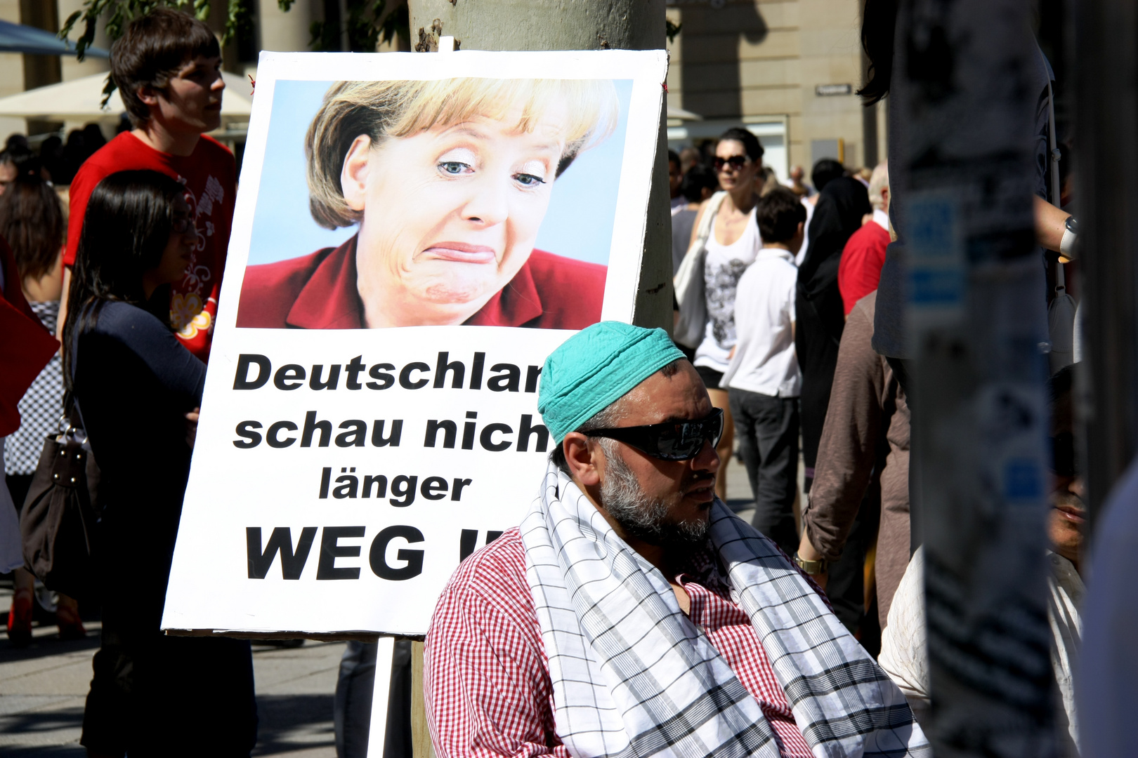 Komische Gesichter bei einer Demo