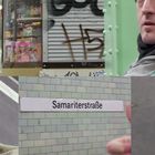 Komischer Typ und wartende Schuhe mit halben Gesichtern im Berliner Ubahnhof Samariterstraße