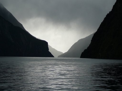 Komm auf die dunkle Seite des Milford Sound (Neuseeland)