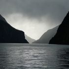 Komm auf die dunkle Seite des Milford Sound (Neuseeland)