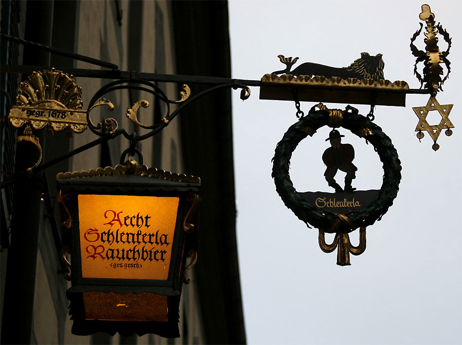 "Komm herein!" - Schild am Bamberger Schlenkerla