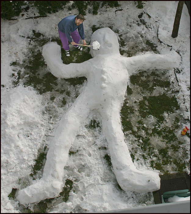 Komm Schneemann, iss, damit du noch grösser und stärker wirst ...