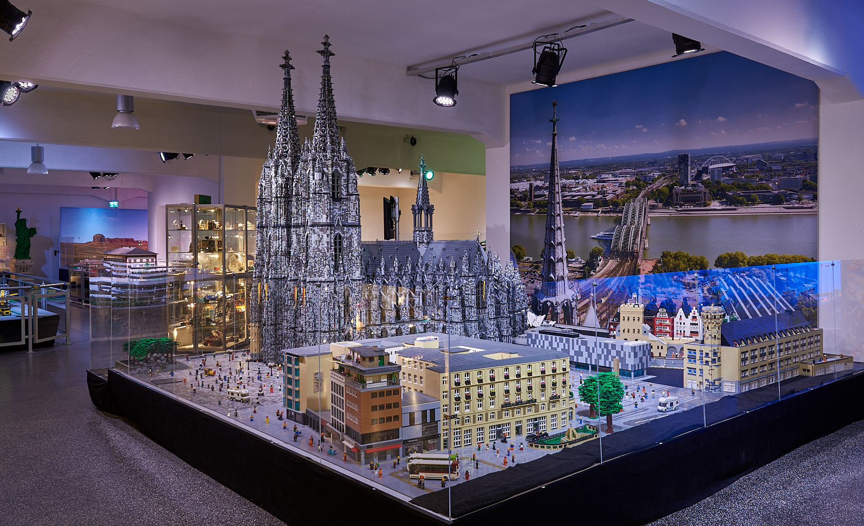 Komme gerade aus Köln.. :-)). Fast 1 000 000 Legosteine wurden verbaut. Kölner Dom mit Vorplatz...