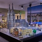 Komme gerade aus Köln.. :-)). Fast 1 000 000 Legosteine wurden verbaut. Kölner Dom mit Vorplatz...
