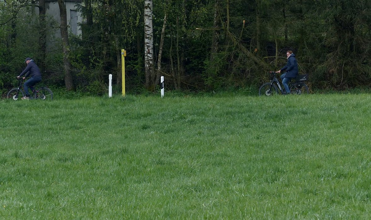 Kommen zwei radfahrende Menschen