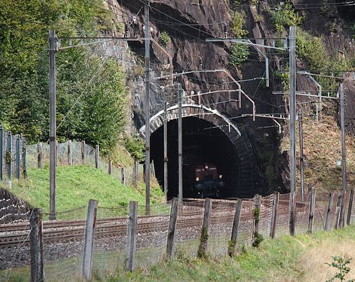 kommt aus dem Tunnel