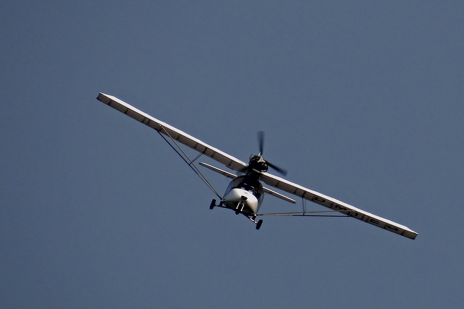 kommt ein Flugzeug geflogen