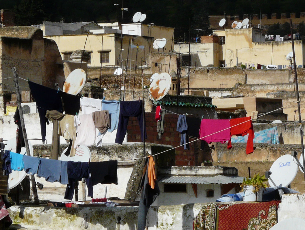 Kommunikationsgesellschaft auch in Fès - Blick über die Medina