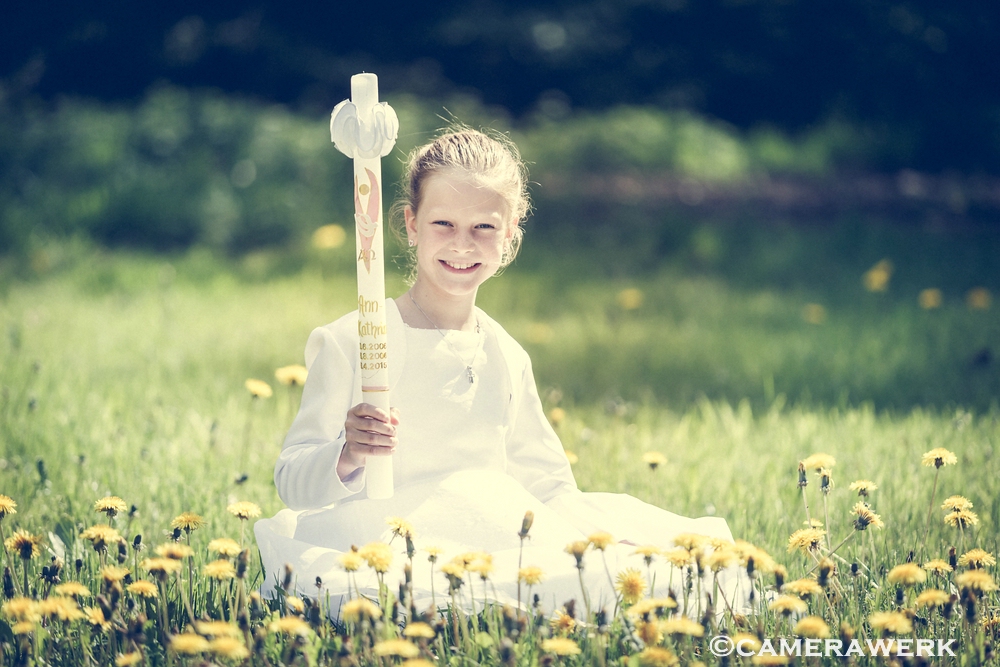 Kommunion - Mit Kleid und Kerze in der Frühlingswiese - High Key