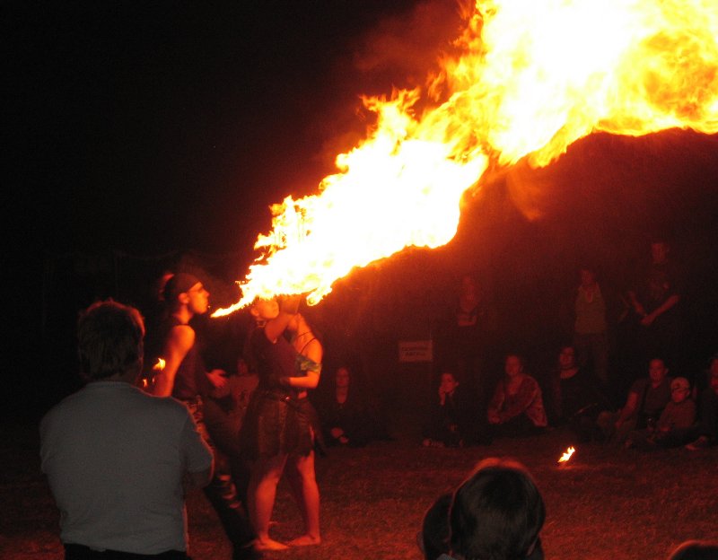 Kompaktknipse und Feuerspucker