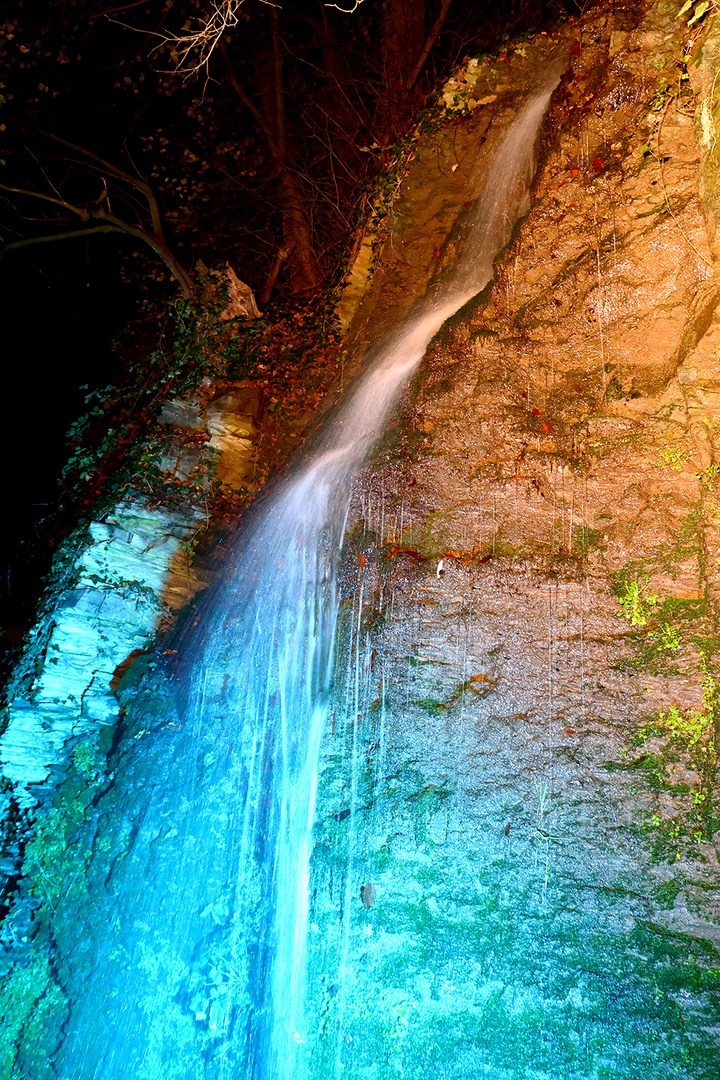 Komplementärfarbener Wasserfall