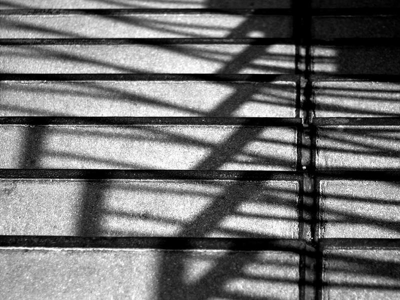 komplexer treppengeländer-schatten von oben auf treppe