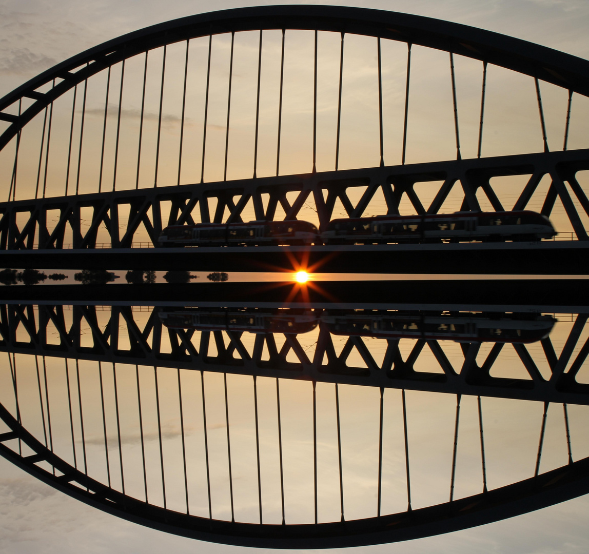 Komposition: Hammer Brücke bei Sonnenuntergang