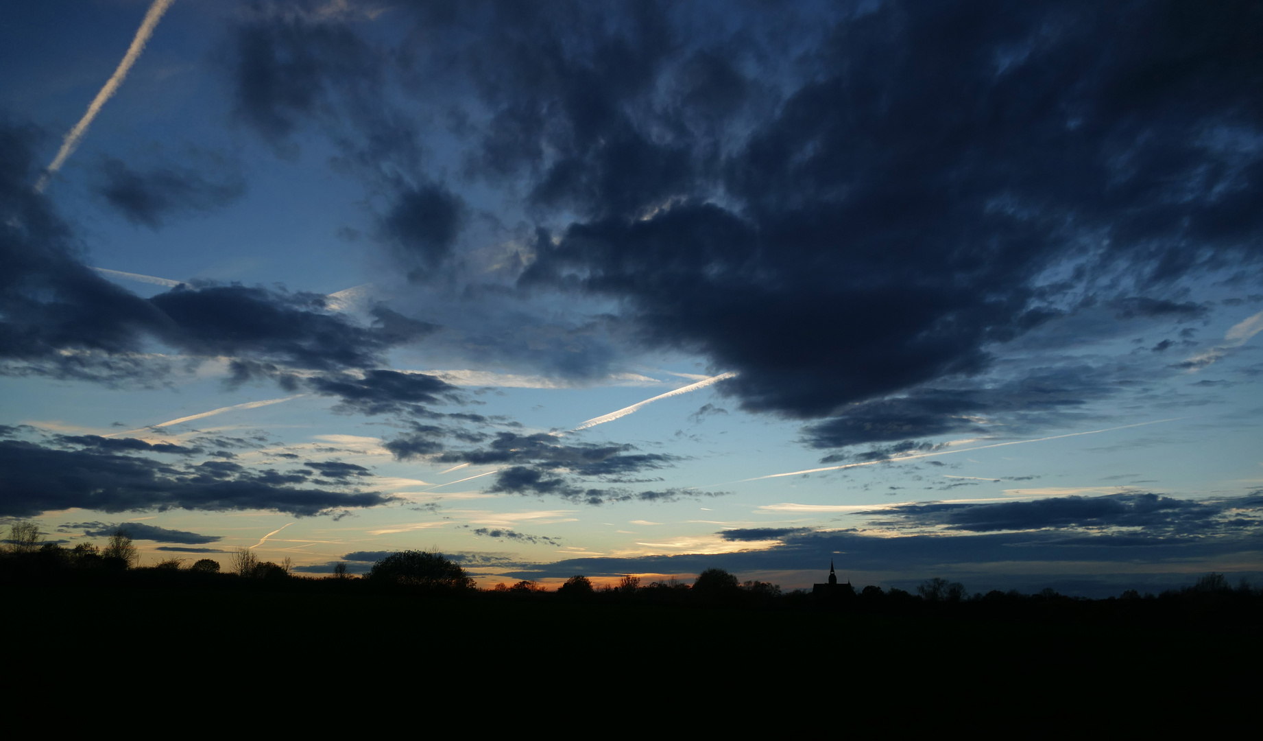 Kondensstreifen am Abendhimmel