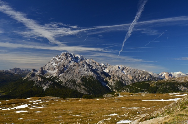 Kondensstreifen am Dolomitenhimmel