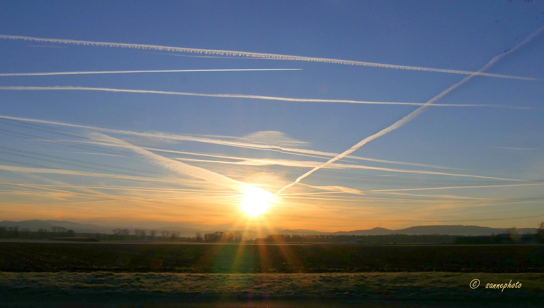 Kondensstreifen am Morgenhimmel