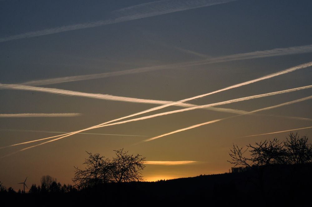 Kondensstreifen am Morgenhimmel