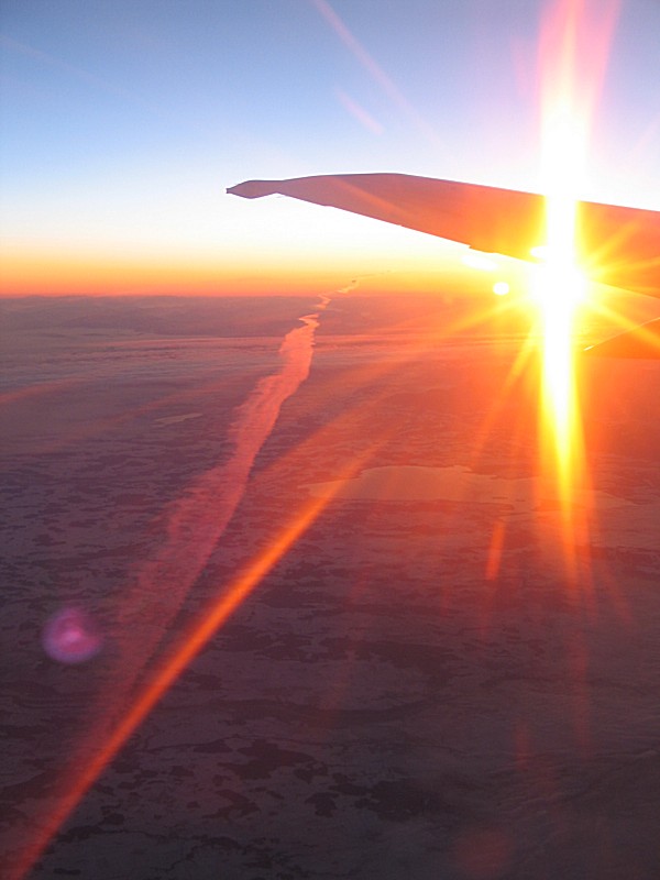 Kondensstreifen bei Sonnenaufgang