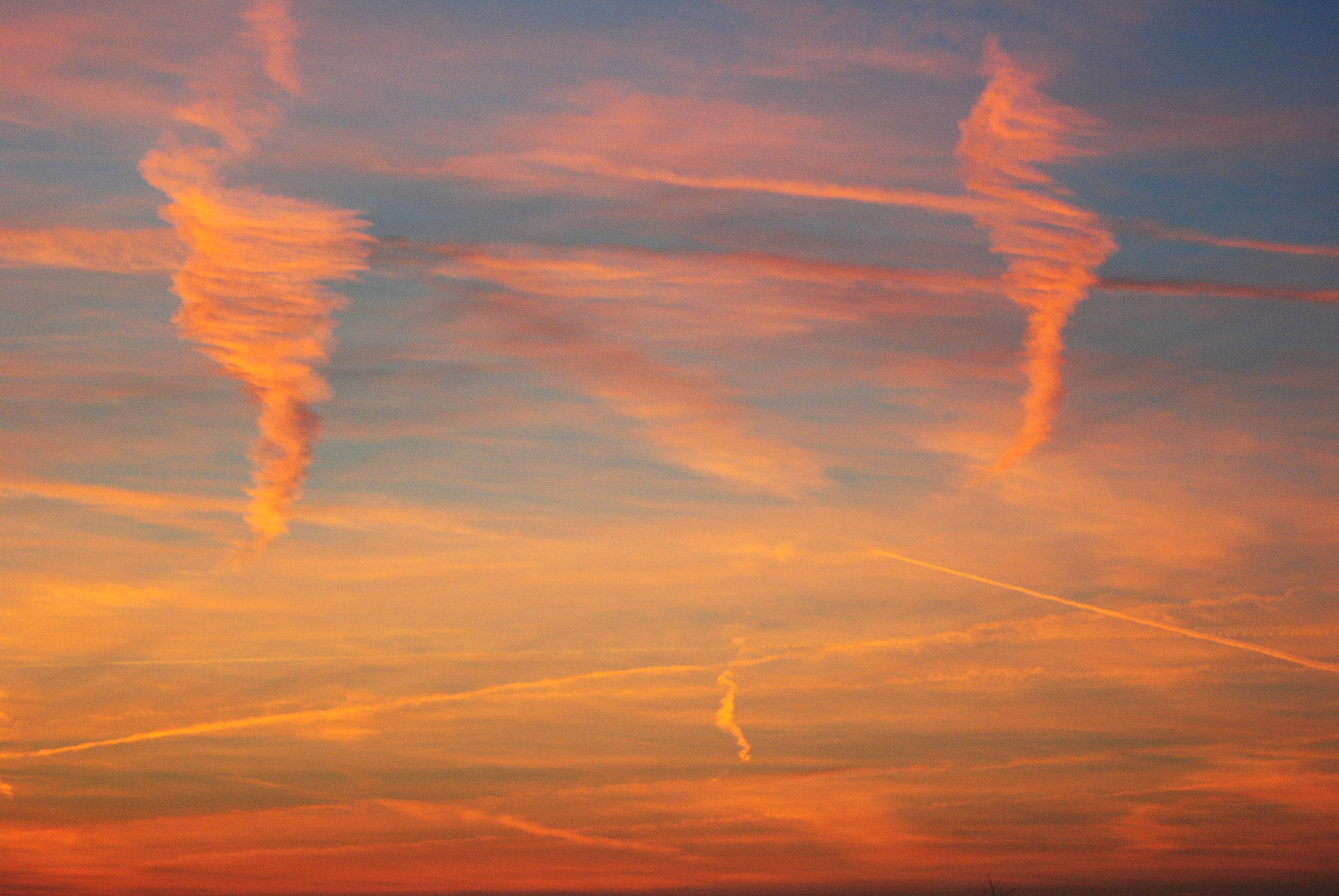 Kondensstreifen im letzten Abendsonnenschein