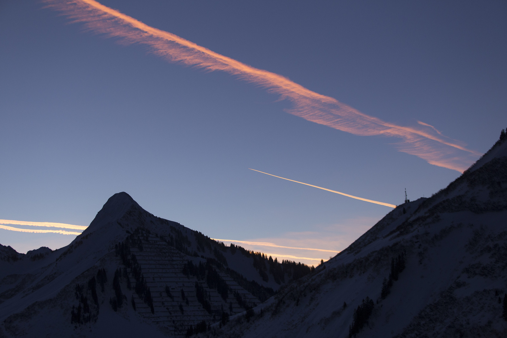 Kondensstreifen im Morgenlicht