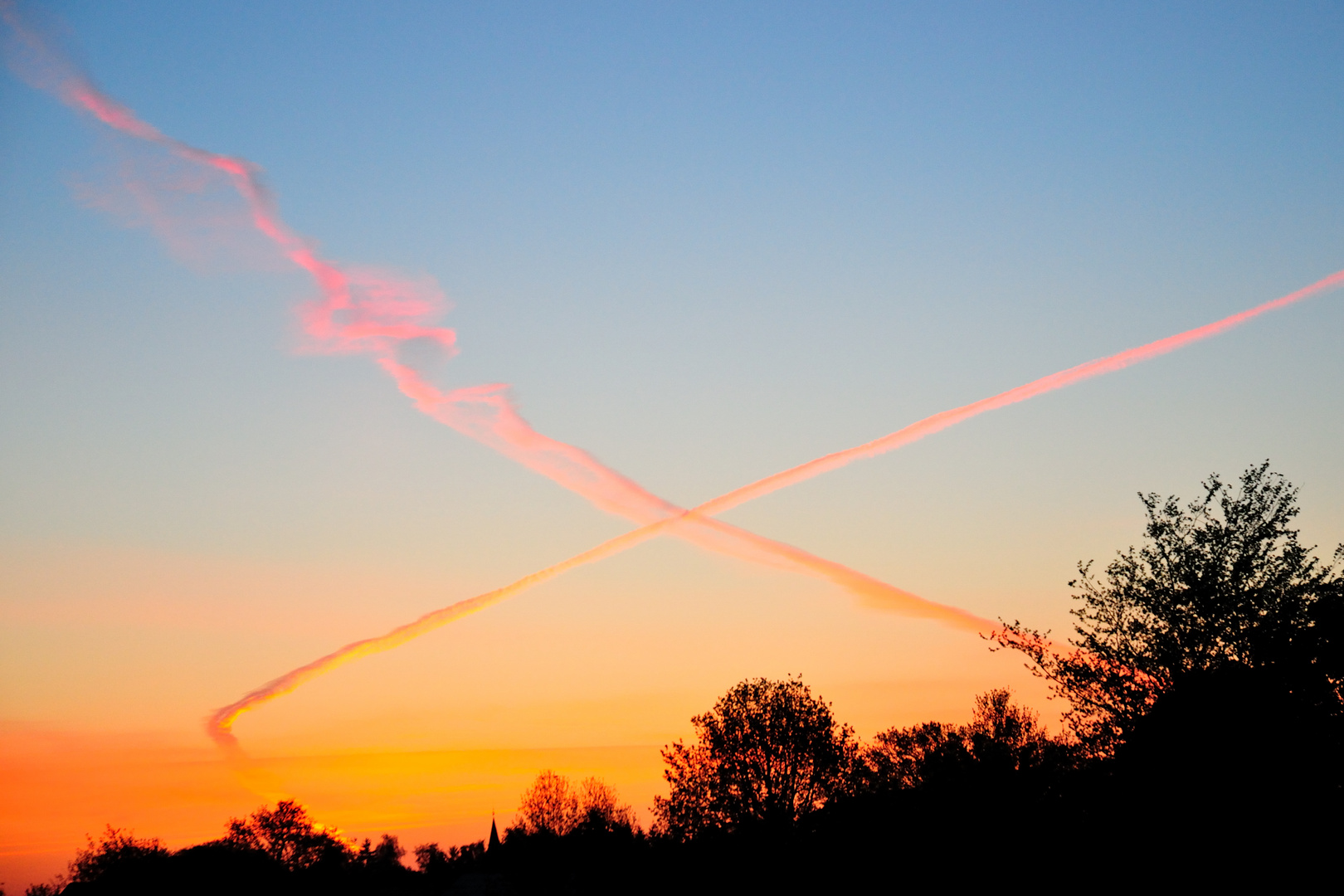 Kondensstreifen im Morgenrot