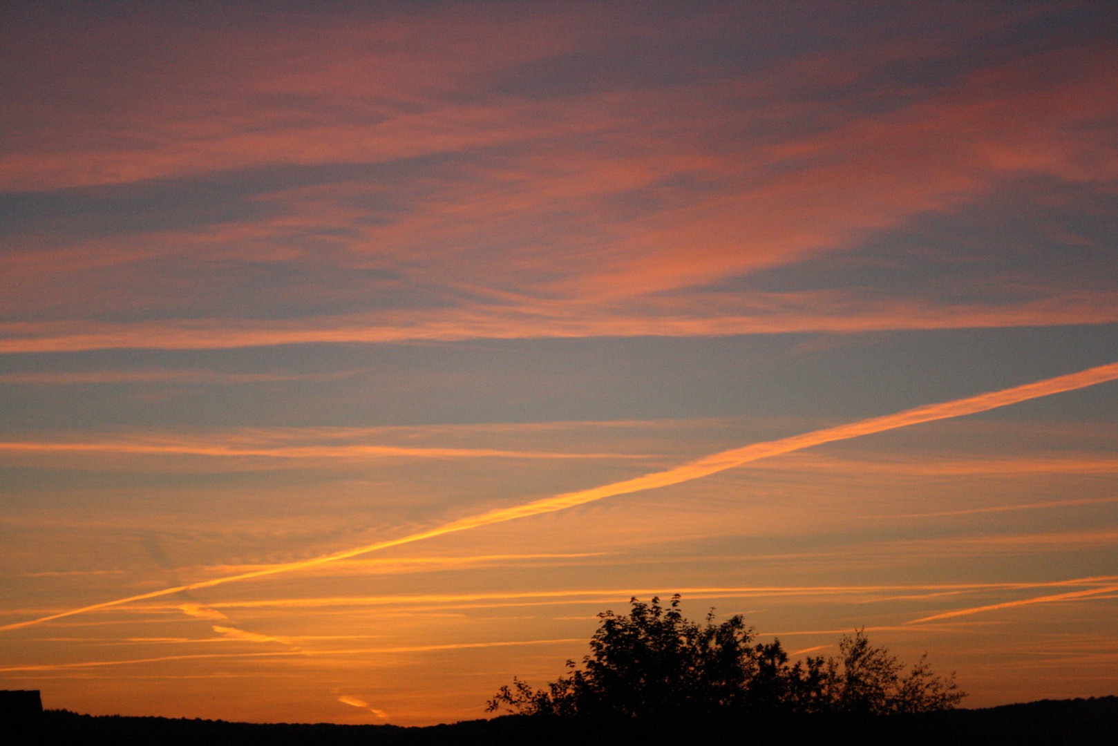 Kondensstreifen im Sonnenuntergang