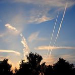 Kondensstreifen im Sonnenuntergang