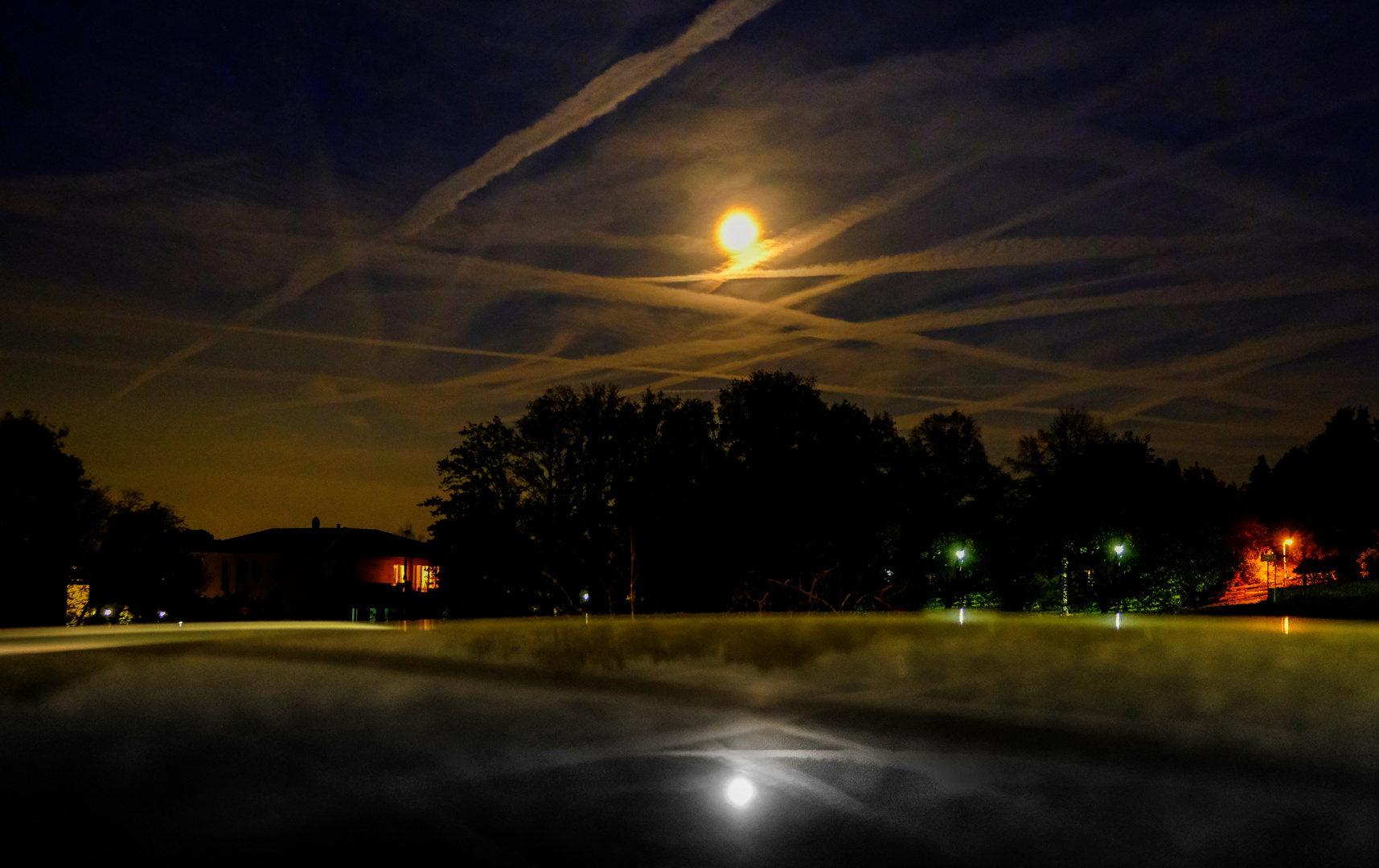 Kondensstreifen in der Nacht