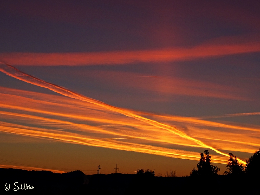 Kondenstreifen vor Sonneaufgang