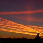 Kondenstreifen vor Sonneaufgang