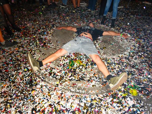 ---}}}--konfettiengel-----