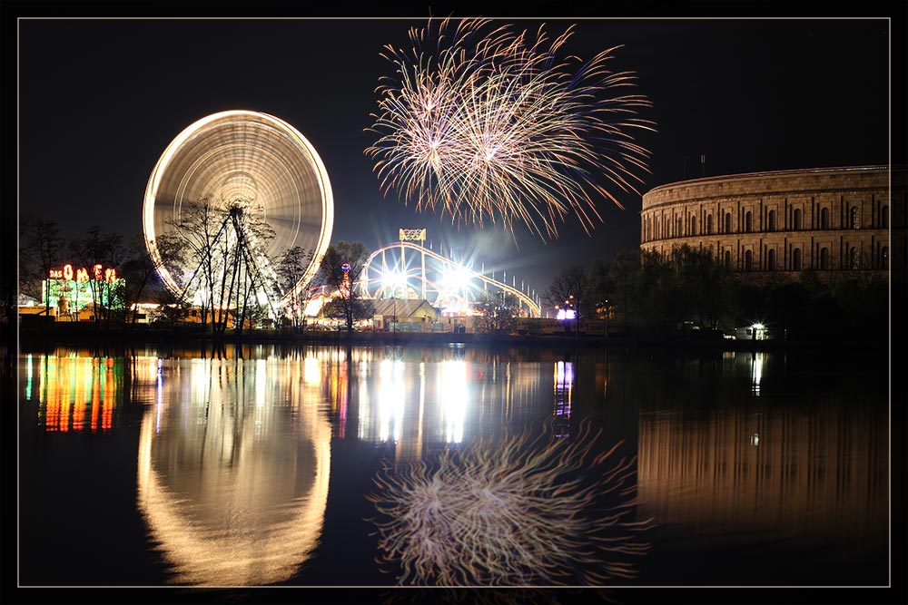 Kongresshalle in Nürnberg mit Volksfest