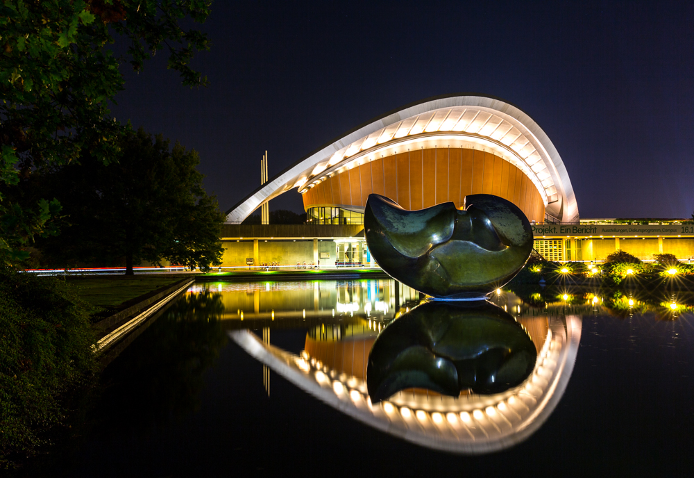 Kongresshalle mit Plastik von Henry Moore.