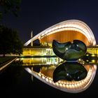 Kongresshalle mit Plastik von Henry Moore.