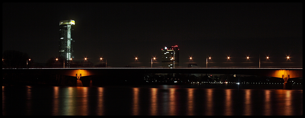 Konrad Adenauer Brücke bei Nacht