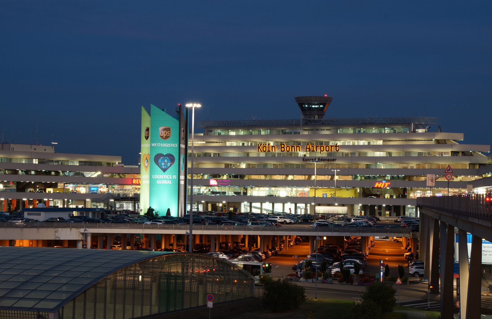 Konrad Adenauer Flughafen zur blauen Stunde